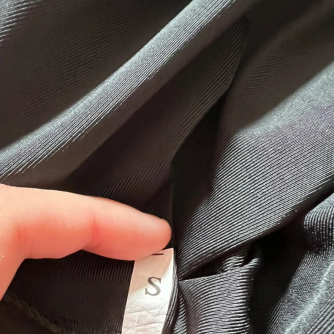 Svart kort kjol i skinnimitation - 2