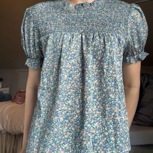 Blommig blus med puffärm - Supersöt blus med blommor, superfin till hösten men kommer tyvärr inte till användning💙storlek L men passar mig som oftast bär S