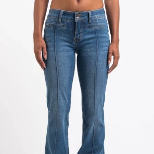 Blå bootcut jeans med broderade fickor - Oanvända och kommer tyvärr inte till användning💗från madlady och storlek 36 Regular, nypris 799