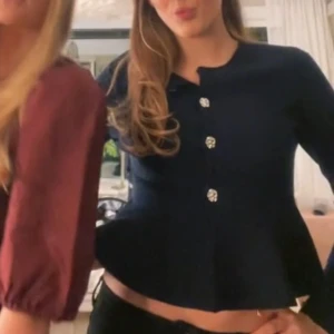 Mörkblå kofta  - Snygg mörkblå kofta med lång ärm och glittriga, dekorativa knappar framtill. Köpt i Paris på Zara och använd max 2 gånger! Säljer just pågrund av att den inte kommer till användning! Pris kan diskuteras vid snabb affär💞