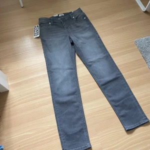 Jack & Jones Jeans Slim Fit Glenn - Hej! Säljer ett par Jack & Jones jeans i den kända modellen Slim Fit Glenn!                                Helt nya med prislapp och allt endast testade, köpte för 500kr och storlek : 158cm