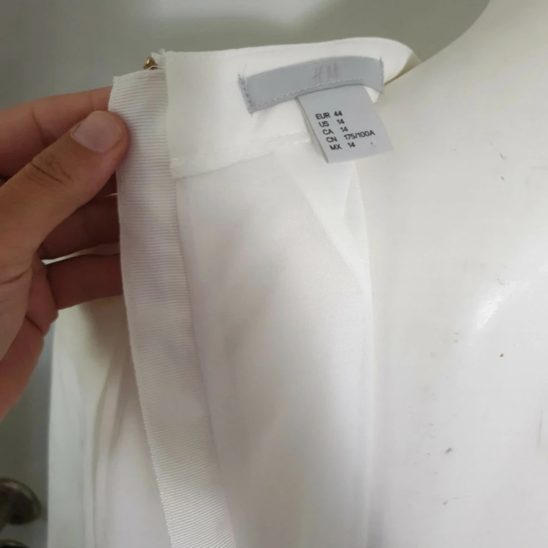 Vit kort klänning med knappar - 4