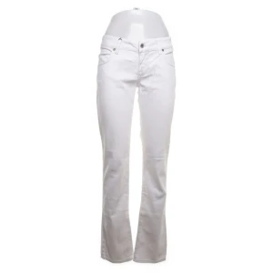 Vita bootcut jeans  - Köpte dessa från sellpy för 210kr. Dem tyvärr lite för stora, det står strl 30 men efter som jag vanligtvis har 34 och dem var lite för stora skulle jag tippa på storlek 36. Dem har lappen kvar. Skriv vid frågor❤️