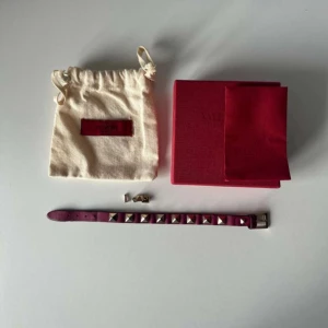 Valentino armband - Ett riktigt fint och äkta valentino armband i en röd/rosa färg som passar till allt. Armbandet är i bra skick och passar alla storlekar!