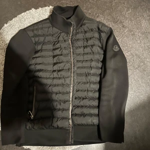 Moncler cardigan - En moncler cardigan för ett rimligt pris. Hör av dig angående frågor🙂