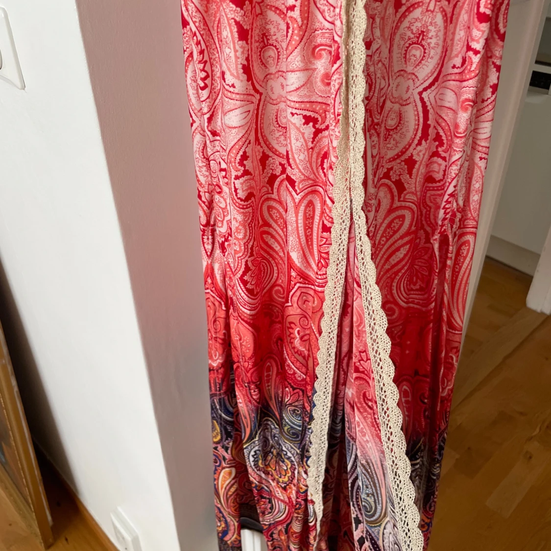 Paisleymönstrad långklänning med spets - 3