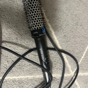 Björn Axén  värmeborste - Säljer den då jag ej tyckte om den, har bara testat den och den är helt ny köpte för ngn vecka sen storlek 38mm