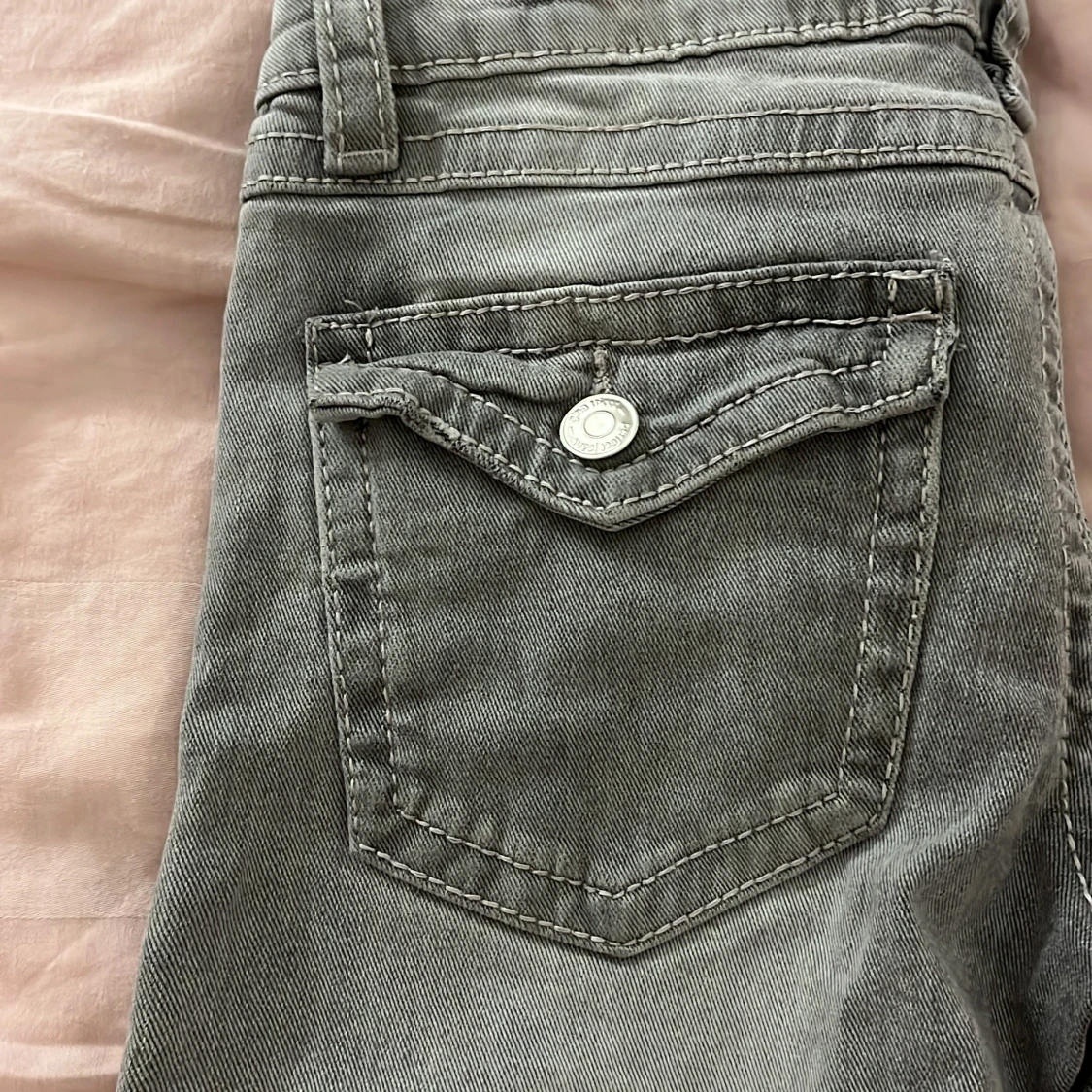 Gråa bootcut jeans💕 - 4