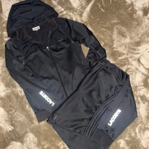 Lacoste tracksuit - En fet och sällsynt Lacoste dress som ej går att köpa längre. Säljer eftersom den börjar bli för liten för mig. Det är två olika storlekar på byxorna och tröja men dom båda sitter som S. Original pris låg på nästan 3 tusen. Såklart är den äkta inget snack om det. Men vid andra funderingar är det bara säg till🤗🐊