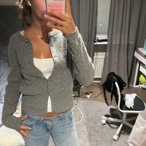 Grå kofta med knappar - Säljer en grå stickad kofta från Zara, använd fåtal gånger men den saknar dock en knapp i mitten(skriv privat för tydligare bilder)💕