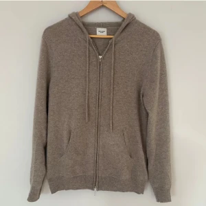 cashmere hoodie från John henric - En fet cashmere hoodie från John Henric riktigt skön och inga defekter(som ny) bara höra av dig vid frågor och funderingar. Priset är ej hugget i sten.