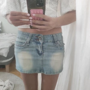 Low waist jeans kjol - Low waist jeans kjol. Bred nere 40cm  Midjan 33cm  Höjd 30cm Passar xs-s (Pris diskutetas inte, detta är ett fast pris)
