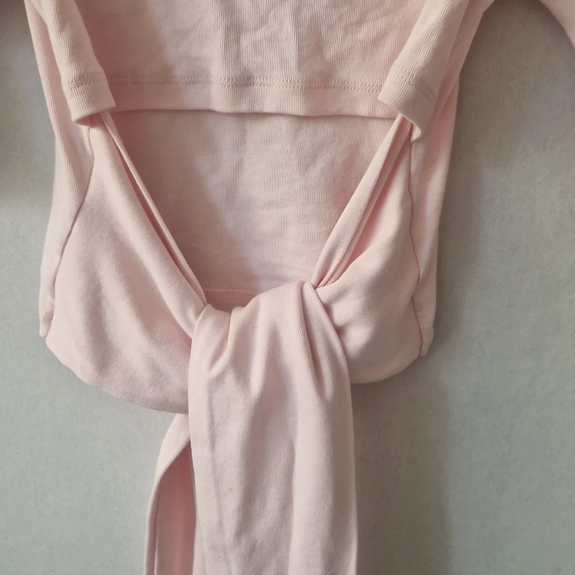 Ljusrosa croppad topp med knyt - 2