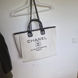 Vit shoppingväska - Behövs en tvätt annars fint skick