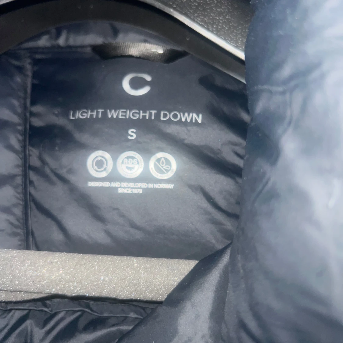 Svart lätt dunjacka från Cubus  - 1