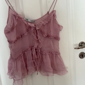 Rosa volangblus från Zara XS - Köpte för 400 men säljer nu för 280 pga vill bli av me alla kläder . Aldrigt använt den 