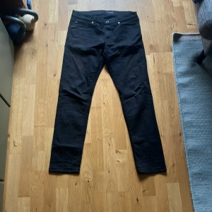 Svarta jeans från Tiger of Sweden - Snygga svarta jeans från Tiger of Sweden. Model slim fit.