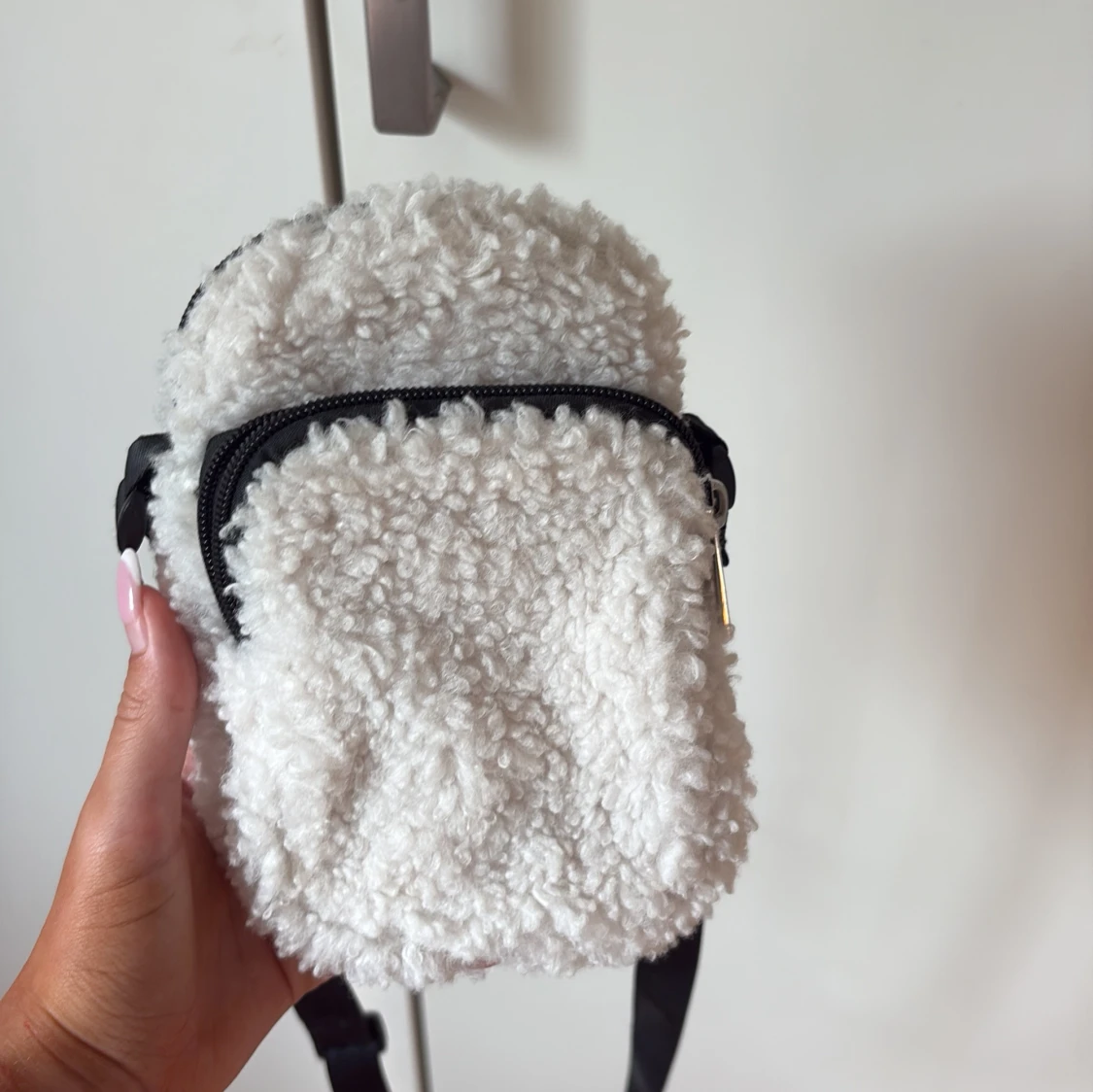 Vit fluffig axelväska med dragkedja - 3