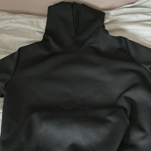 Svart Lil Peep hoodie Cry Baby S - Svart hoodie med  huva och tryck på ryggen med en vit fågel, texten 'Cry Baby' och Lil Peep-logga. 