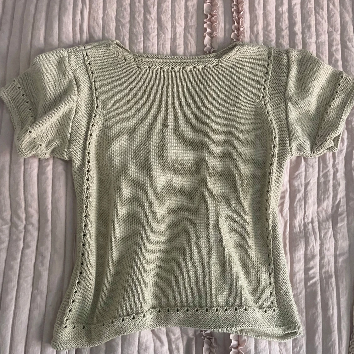 Beige stickad topp med hålmönster - 1