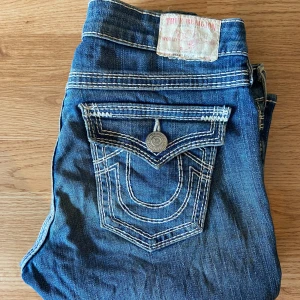 True Religion Jeans Becky Big QT - True religion jeans bootcut/flare, storlek 29, bra skick men sydd vid under grenen. Midja 39cm, längd 106cm, innerben 84cm, 24cm ben öppning. 