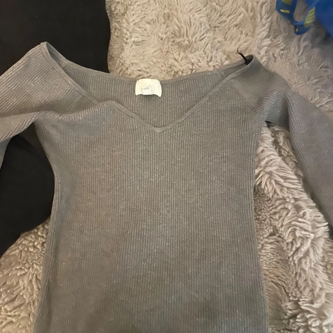 Grå ribbad långärmad tröja V-ringad