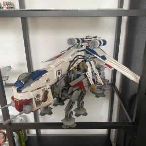 Lego star wars Dropship and AT-OT - Säljer ett komplett set av den eftertraktade Dropship and AT-OT, setet är i väldigt bra skick dock saknas en kanon på AT-OT:n. OBS legot är inte från lego och är inte autentisk 