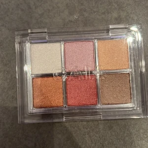 Disco Fever ögonskuggspalett CAIA - Säljer en Disco Fever ögonskuggspalett från CAIA med sex skimrande nyanser. Den är helt oanvänd och nypriset är 365 kronor.