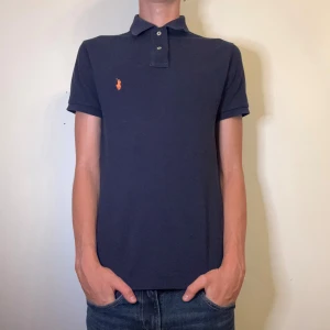 Marinblå Ralph Lauren skjorta herr slim fit S, Small - Säljer nu en riktigt snygg marinblå Ralph Lauren pike | storlek S, slim fit | modellen är ca 171cm och 56kg | skick 9/10, använd några enstaka gånger | skriv vid frågor! // HLselling