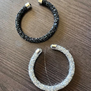 2 st armband  - 2 st armband i svart och silver. One size, passar de flesta. Armbanden är något reglerbara. 