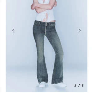 Low waist jeans - Snygga jeans från weekday, cheap monday i modellen booty bei. Lite slitna längst ner, se bild 4. Färgen stämmer bättre överens med bild 3 💕