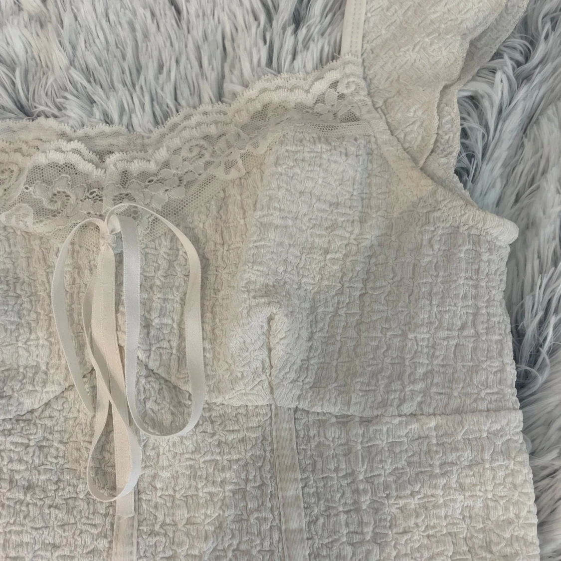 Vit blus med spets och knyt - 2