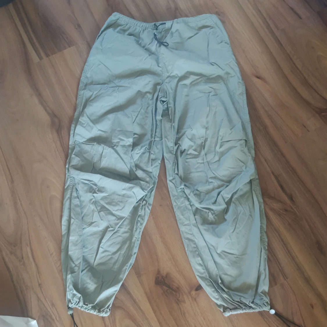 Gröna täckbyxor från H&M Divided