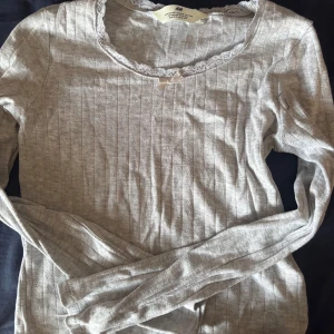 Grå ribbad långärmad tröja H&M - Supersöt grå långärmad tröja från Hm aldig andväd passar xs 