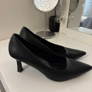 Jättefina klackar från din sko! - Säljer dessa jättefina klackar från din sko i storlek 40, använda 3-4 gånger! Skulle gissa på att klacken är 5 cm. Köparen står för frakten💞