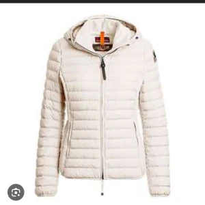 äkta parajumper jacka - säljer min pj jacka för den inte används längre den har fläckar men inga andra fel, dom går bort i tvätten jag har bara inte orkar tvätta den❤️