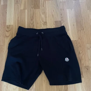 Svarta shorts från Moncler med snörning - Svarta shorts från Moncler med klassisk logga på benet. Storleken är L men dom är små i storleken passar definitivt M.