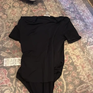 En tröjbody - En basic svart tröj body