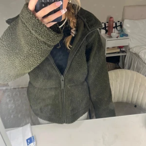 Teddy jacka  - Säljer min Teddy jacka från hm pga att jag inte använder den längre, storlek S men passar både mindre och större🥰helt slutsåld och efterfrågad så därför säljer jag för lite dyrare, men pris kan diskuteras!!