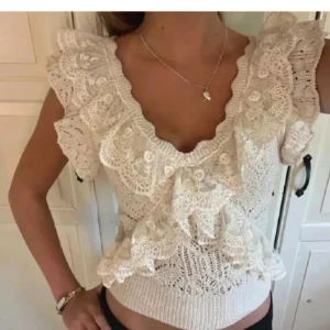 Zara topp - Väldigt snygg vit festtopp från zara. Sparsamt använd säljer på grund av att det inte är min stil längre.💕säljs inte längre!