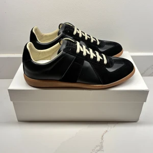 Maison Margiela Gats - En av dem få autentiska Maison Margiela Gats | Sprillans nya skick 10/10 | Storlek 43 och färgen svart | KVITTO finns, box och dust-bag tillkommer vid köp | Hör av er för mer information/bilder!