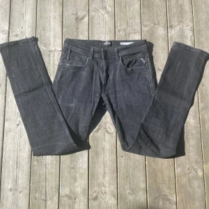 Replay Dave svarta jeans - Svarta jeans från Replay, modell Dave med comfort fit. Klassisk femficksdesign, raka ben och snygga detaljer på bakfickorna. Jeansen har normal passform och är tillverkade i mjukt denim-material som sitter skönt hela dagen. Om ni har några frågor så är det bara att höra av er!😁