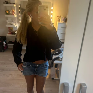 Svart blus❤️‍🔥 - Säljer denna söta blusen ifrån Gina tricot🥰