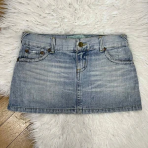 Snygg jeanskjol  - Snygg minikjol från Zara, ljus denim och storlek XS. Längd: 26 cm, midja 35-37 cm. Perfekt skick!😊