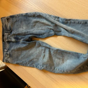 Replay ljusblå jeans SUBJEY 12A - Säljer ett par ljusblå jeans från Replay, modell SUBJEY. De har klassisk femficksdesign, knapp och dragkedja framtill samt slitna detaljer vid benslut. Jeansen är raka i modellen och tillverkade i mjukt bomullsmaterial för skön passform.