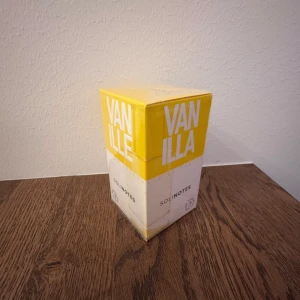 Solinotes Vanilla parfym - Solinotes Vanille Eau de parfum. Doften är ren vanilj och doftar som vaniljsocker/söt vanilj. Mycket populär layering parfym då den tillsätter mycket vanilj och passar med alla parfymer. Mycket god bara som den är också. Helt oöppnad förpackning med försegling på. Ofta slutsåld!