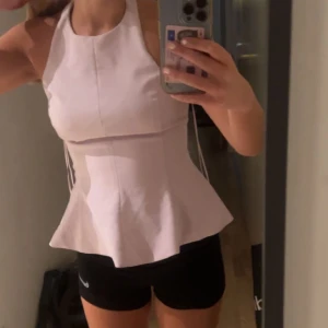 Ljusrosa topp - Supersnygg ljusrosa topp, Toppen är ärmlös och har öppen rygg, vilket ger en fräsch och modern vibe. Från zara i bra skick💕💕