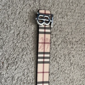 Burberry rutigt bälte med silverdetalj - 115cm
