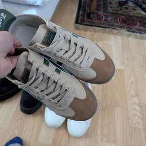 Onitsuka 42.5 - Använda en gång. De kommer utan nån innersula/inlägg. Dessa är ej OG, därav priset.