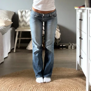 Lågmidjade jeans - !!intressekoll!! Lågmidjade jeans från Levis. Står ingen storlek men skulle säga 34/XS. Jag är 160cm!💓 Tas annonsen bort har jag bestämt mig för att inte sälja💕